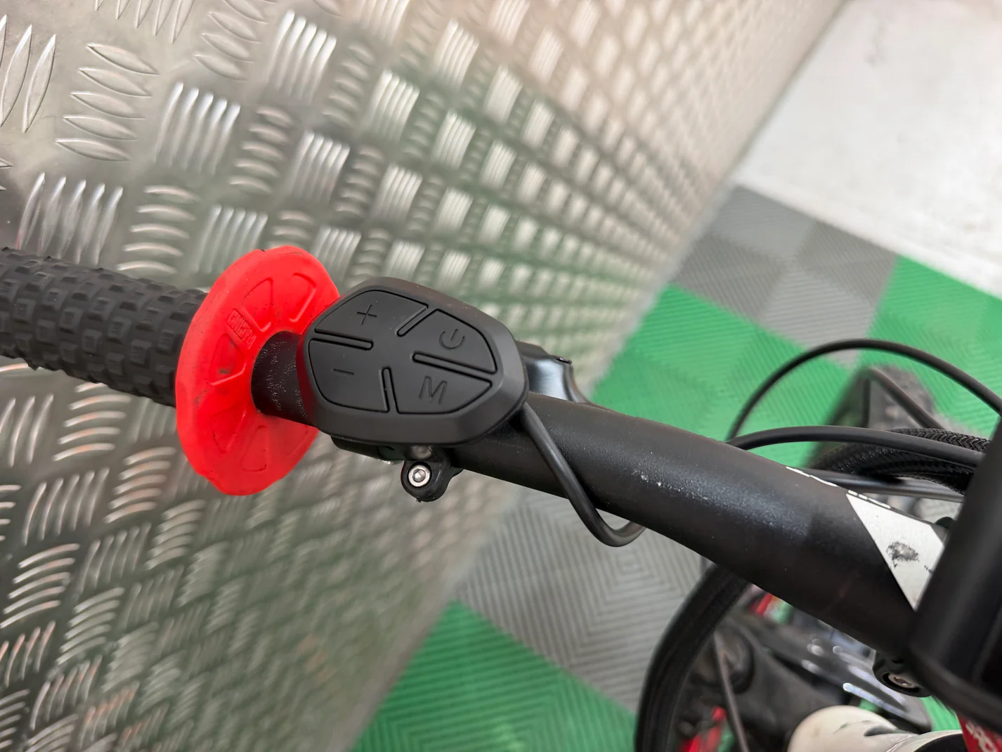 Scott pilot 30 2000w 62v electric e bike - Image 6
