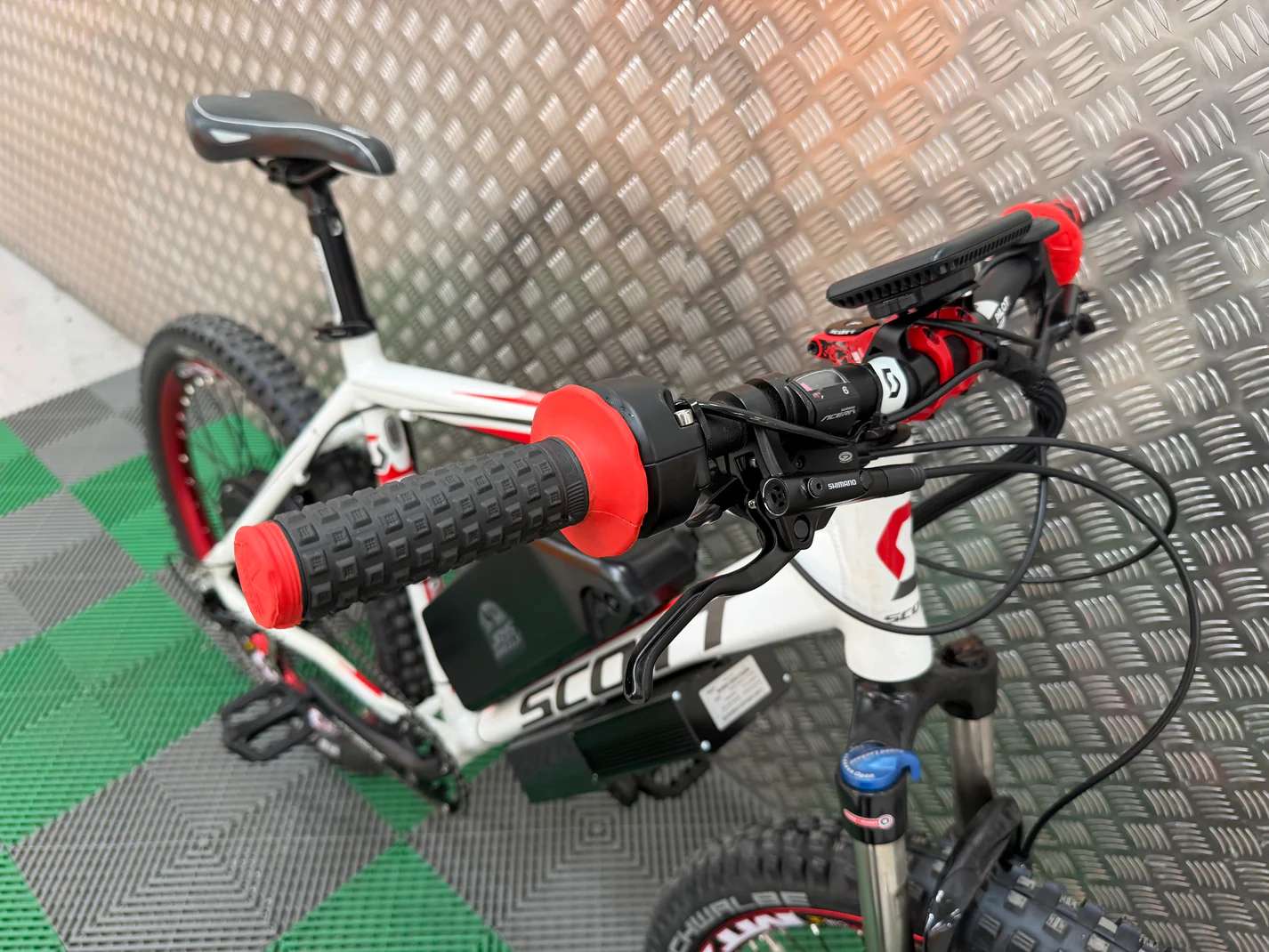 Scott pilot 30 2000w 62v electric e bike - Image 3